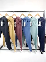 Pantalón de jogging color mostaza de algodón sin felpa, con cintura elástica ajustable con cordón, bolsillos laterales y puños elásticos en los tobillos.