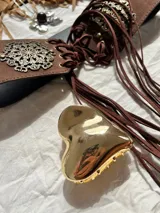 Pinza de pelo dorada con forma de corazón. Fabricada en aleación.