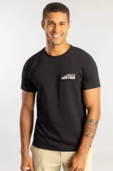 Camiseta negra de corte regular con cuello redondo y mangas cortas. Presenta un estampado gráfico pequeño en el lado izquierdo del pecho con la frase 'There is no substitute for Airton'.