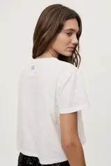 Remera corta verde militar de algodón, con cuello redondo, manga corta y calce relajado.