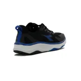 Championes de running Diadora Delta, de color negro con detalles en azul y suela blanca.