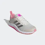 Championes deportivos Adidas Everyset Trainer, color blanco hueso con detalles en rosa claro y tres franjas laterales plateadas. Presentan una entresuela de doble densidad con detalles texturizados y suela exterior en color rosa vibrante.