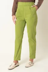 Pantalón de corte recto y tiro alto, color fucsia, con cintura elástica en la parte posterior, bolsillos laterales y cierre frontal.