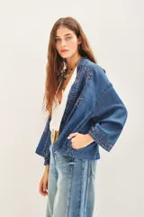 Kimono de calce amplio y manga larga confeccionado en tencel con bordados de hilos y mostacillas.