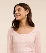 Conjunto de pijama largo de rib con estampado de cuadros, compuesto por una blusa de manga larga con botones en el cuello y puños, y un pantalón con cintura elástica y puños ajustados.