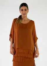 Blusa de viscosa color chocolate, de corte holgado, cuello redondo y mangas tres cuartos con diseño en capas.