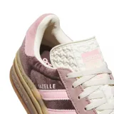 Championes adidas Gazelle Bold con diseño de plataforma triple, confeccionados en gamuza color marrón oscuro con detalles en rosa claro. Presentan las icónicas tres tiras laterales y suela de goma con relieve.