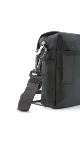 Morral negro de nylon con tapa y presilla con broche plástico. Tapa de apertura superior con bolsillo posterior de rejilla. Incluye bolsillos internos y correa larga regulable.