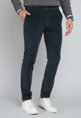 Pantalón de pana azul marino, de corte recto, con bolsillos laterales y traseros.