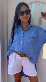 Short blanco de lino con cinturón de rafia.