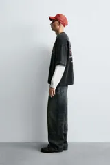 Sudadera negra de corte cuadrado con cuello redondo y mangas cortas con terminación en rib. Estampado frontal y trasero con la frase "Tutto Perfect Always-Anyway" en color rosa.