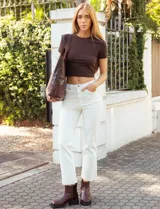 Botinetas de caña baja confeccionadas en cuero vacuno color chocolate, con paneles laterales en gamuza al tono. Presentan suela track de goma negra, cierre lateral interno y puntera redondeada.