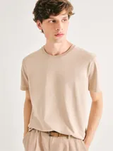 Camiseta básica de corte regular, con cuello redondo y mangas cortas, confeccionada en tejido de algodón suave.