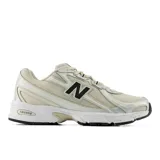 Championes New Balance modelo 740, de diseño inspirado en el running de los años 2000. Presenta una parte superior de malla en tono beige con superposiciones sintéticas angulares, logotipo N lateral en color negro y entresuela blanca con tecnología ABZORB para amortiguación.