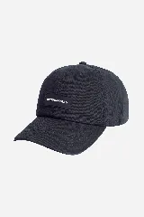 Gorro de gabardina negro con visera, logo de goma en el frente y broche metálico ajustable en la parte trasera.