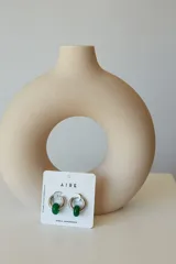 Aros de argolla en acero quirúrgico con dije de piedra natural en tono azul.
