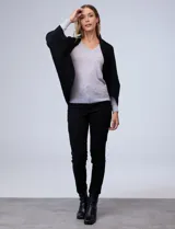 Cardigan de tejido suave con frente abierto y mangas amplias de corte holgado.