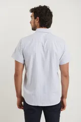 Camisa de manga corta a rayas verticales blancas y celestes, con cuello abotonado y bolsillo en el pecho.