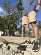 Bermudas color beige de gabardina con elastano.