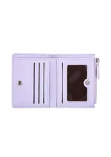 Monedero de cuero sintético color negro, con cierre de broche imantado, compartimentos para tarjetas, visor transparente para identificación y bolsillo exterior con cierre.