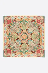 Pañuelo cuadrado confeccionado en poliéster reciclado, con diseño estampado tipo paisley y floral en tonos multicolor.