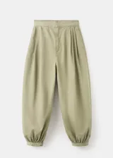 Jeans balloon de tiro medio color verde militar, con largo tobillero, pinzas y puños elásticos en los tobillos.