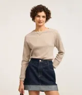 Blusa de poliéster color beige, de corte ajustado, textura acanalada y mangas largas raglán.