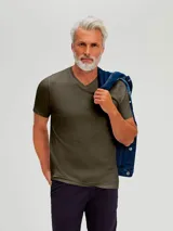 Camiseta de manga corta color rojo con cuello en V.