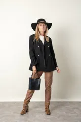 Blazer negro cruzado con cuatro botones y dos bolsillos con solapa.