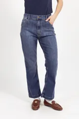 Jean de corte recto y tiro medio, confeccionado en denim azul con costuras en contraste. Presenta diseño clásico de cinco bolsillos con detalles decorativos en los bolsillos traseros.