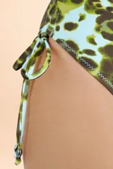 Bombacha de bikini de tiro alto con laterales ajustables mediante tiritas. Presenta un diseño con estampado animal print en tonos verdes y marrones sobre fondo claro.
