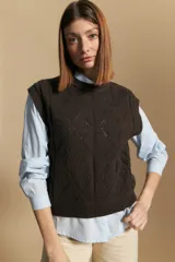Chaleco tejido color crema con diseño de rombos calados, cuello redondo y sisas.