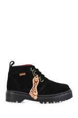 Bota acordonada de cuero gamuzado color negro, con suela track y detalle de llavero con forma de pie.
