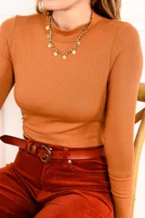 Polera de morley eco-vero color ocre, de manga larga y cuello alto.