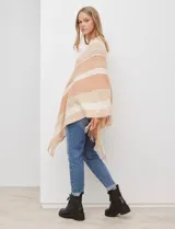 Poncho de tejido de punto, marca Barrington, con diseño de rayas diagonales en tonos rosado, blanco crema y gris oscuro. Presenta cuello en V y terminación con flecos en el ruedo.
