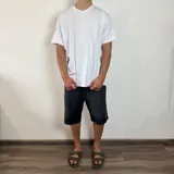 Remera básica blanca de corte regular y cuello redondo.