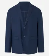 Saco de traje masculino confeccionado en mezcla de lino y viscosa, con cierre frontal de dos botones, bolsillos laterales con solapa y medio forro interior.
