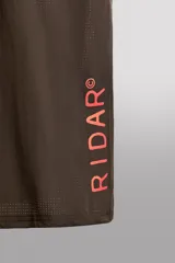 Musculosa deportiva de running en tejido ligero y perforado de color marrón, con cuello redondo y diseño sin mangas.