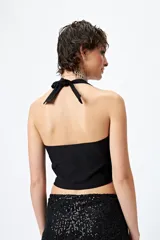 Top negro elastizado de escote recto y espalda abierta con tiras.