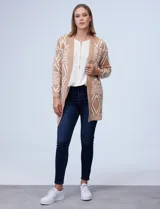 Cardigan tejido largo color beige con estampado tribal blanco, marca Ninety. Tiene bolsillos delanteros.