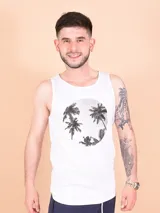 Musculosa blanca con estampa circular central que presenta un paisaje de palmeras en tonos grises.