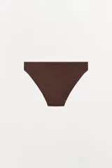 Braguita clásica color marrón confeccionada en modal con cintura elástica.