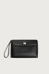 Bolso de mano tipo sobre negro, de acabado liso, con solapa y cierre de pieza metálica giratoria. Incluye asa de mano.