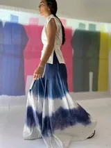 Falda pantalón de lino y algodón con detalle de broderie y tablas centrales. El teñido artesanal le brinda un color único contrastando con el blanco de base.