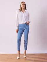 Pantalón recto cropped en gabardina elastizada color celeste, marca Zac & Rachel. Pretina ancha con faja interna modeladora, bolsillos simulados en la parte delantera y bolsillos ojal en la parte trasera.