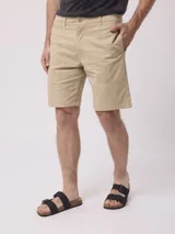 Bermuda color beige de corte recto.