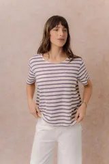 Remera de manga corta con diseño a rayas horizontales en tonos lila y crudo, escote redondo y calce relajado.