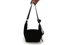 Cartera bandolera negra de gamuza con correa ajustable de napa al tono y bolsillo interno.