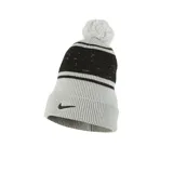 Gorro de lana Nike con pompón en la parte superior, diseño a rayas horizontales en gris y negro, y logo de la marca bordado en negro en el borde inferior.