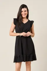 Vestido corto blanco con cuello en V, mangas cortas con volados, cintura elastizada y falda con volados.